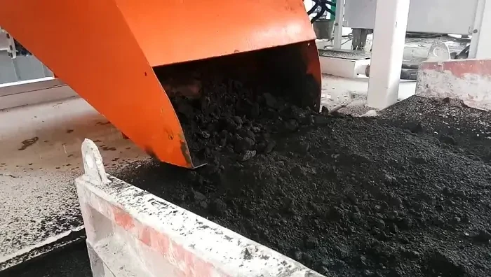钻井过程中产生的油基钻屑实拍
